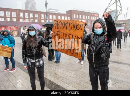 ENSCHEDE, NIEDERLANDE - 05. JUNI 2020: Demonstranten demonstrieren im strömenden Regen im Zentrum von Enschede, um gegen die Tötung o zu protestieren Stockfoto