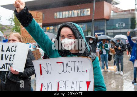 ENSCHEDE, NIEDERLANDE - 05. JUNI 2020: Demonstranten demonstrieren im strömenden Regen im Zentrum von Enschede, um gegen die Tötung o zu protestieren Stockfoto