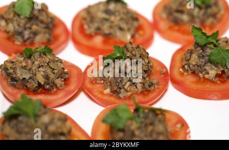 Tomaten gefüllt mit Pilzen Stockfoto