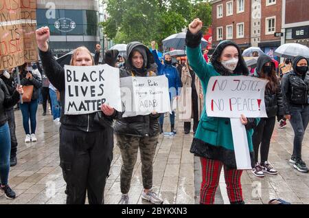 ENSCHEDE, NIEDERLANDE - 05. JUNI 2020: Demonstranten demonstrieren im strömenden Regen im Zentrum von Enschede, um gegen die Tötung o zu protestieren Stockfoto