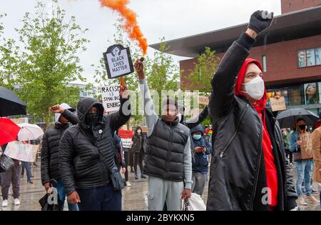 ENSCHEDE, NIEDERLANDE - 05. JUNI 2020: Demonstranten demonstrieren im strömenden Regen im Zentrum von Enschede, um gegen die Tötung o zu protestieren Stockfoto