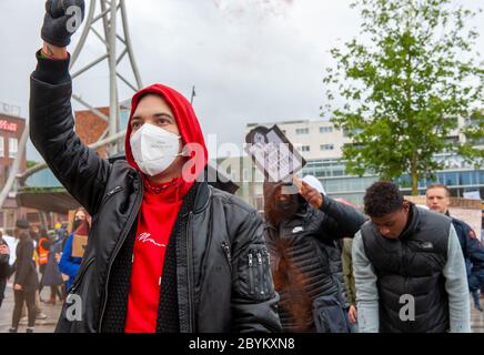 ENSCHEDE, NIEDERLANDE - 05. JUNI 2020: Demonstranten demonstrieren im strömenden Regen im Zentrum von Enschede, um gegen die Tötung o zu protestieren Stockfoto