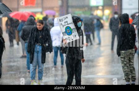 ENSCHEDE, NIEDERLANDE - 05. JUNI 2020: Demonstranten demonstrieren im strömenden Regen im Zentrum von Enschede, um gegen die Tötung o zu protestieren Stockfoto