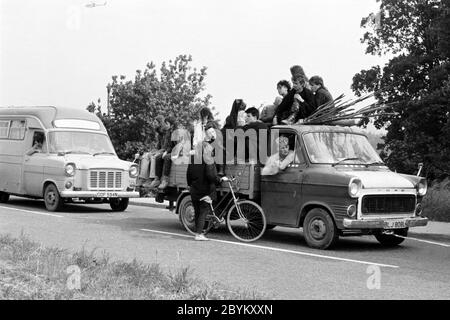 Teil des New Age Traveller Konvois auf dem Weg zur Sommersonnenwende Pause für eine Pause in der Nähe von Stonehenge, Wiltshire. 1985. GROSSBRITANNIEN Stockfoto