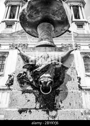 Brunnen auf der St.-Stephans-Kirche Szent Istvan Vertanu templom in Papa, Ungarn an einem sonnigen Tag. Stockfoto