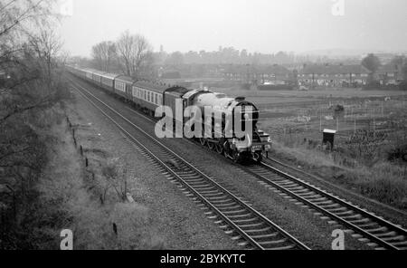 DIE DAMPFLOKOMOTIVE DER LNER A3 Klasse "Flying Scotsman" leitet den Swan Express Theaterexkursionszug in Warwick, Warwickshire, England, Großbritannien. November 1986. Stockfoto