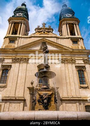 Brunnen auf der St.-Stephans-Kirche Szent Istvan Vertanu templom in Papa, Ungarn an einem sonnigen Tag. Stockfoto