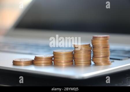 Stapel von Münzen erinnern an das wachsende Diagramm auf der Computertastatur. Geschäftswachstum und Ausbau Konzept, Aktienmarkt Online-Handel Konzept Stockfoto