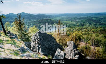 Landschaftlich reizvolle Landschaft des Lausitzer Gebirges mit Blick auf den (deutschen Kleinen Schöber) ist ein markant glockenförmiger Bergrücken mit einem Gipfel auf 659 m im Lausitzer Gebirge Stockfoto