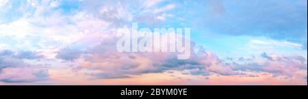 Sonnenuntergang rosa Himmel mit Wolken Stockfoto