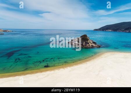 Luftaufnahme des Strandes von Kalamitsi auf der Halbinsel Sithonia, in Chalkidiki, Griechenland Stockfoto
