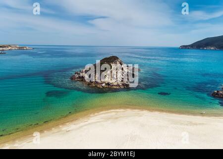 Luftaufnahme des Strandes von Kalamitsi auf der Halbinsel Sithonia, in Chalkidiki, Griechenland Stockfoto