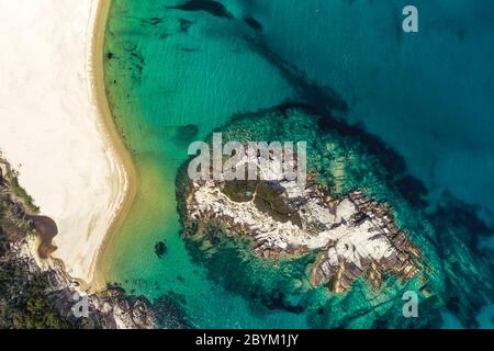 Luftaufnahme des Strandes von Kalamitsi auf der Halbinsel Sithonia, in Chalkidiki, Griechenland Stockfoto