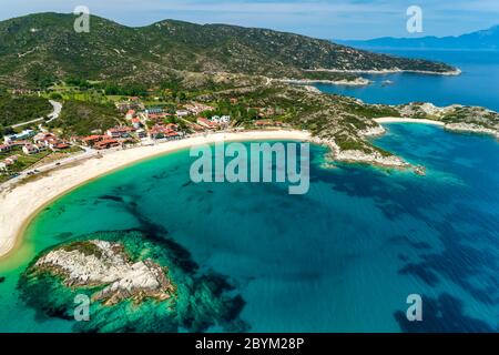 Luftaufnahme des Strandes von Kalamitsi auf der Halbinsel Sithonia, in Chalkidiki, Griechenland Stockfoto