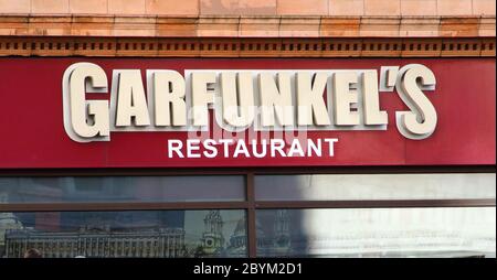 London, Großbritannien. Juni 2020. Garfunkels' Restaurant-Schild an einer der Filialen.die Restaurant Group (TRG) hat bestätigt, dass sie bis zu 3,000 Arbeitsplätze abschaffen und 125 Restaurants von Frankie & Benny schließen wird. Das Unternehmen, das auch Wagamama, Garfunkels und Chiquito besitzt, berichtete ebenfalls, dass ihre Nahaufnahme hauptsächlich auf die Restaurants Frankie und Benny's fallen würde, aber auch andere Ketten würden betroffen sein. Kredit: Keith Mayhew/SOPA Images/ZUMA Wire/Alamy Live News Stockfoto