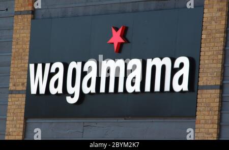 London, Großbritannien. Juni 2020. Wagamama Logo auf einer der Filialen der Restaurants.die Restaurant Group (TRG) hat bestätigt, dass sie bis zu 3,000 Arbeitsplätze abbauen und 125 Restaurants von Frankie & Benny schließen wird. Das Unternehmen, das auch Wagamama, Garfunkels und Chiquito besitzt, berichtete ebenfalls, dass ihre Nahaufnahme hauptsächlich auf die Restaurants Frankie und Benny's fallen würde, aber auch andere Ketten würden betroffen sein. Kredit: Keith Mayhew/SOPA Images/ZUMA Wire/Alamy Live News Stockfoto