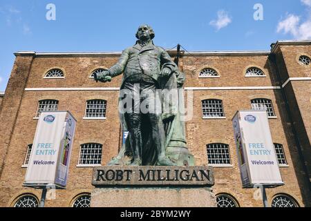 London, Großbritannien. - 25. März 2019: Bronzestatue von Robert Milligan vor dem Museum of London Docklands am West India Quay. Das Denkmal für den schottischen Kaufmann, der die Docks mitschuf, ist vom Bildhauer Richard Westmacott. Stockfoto