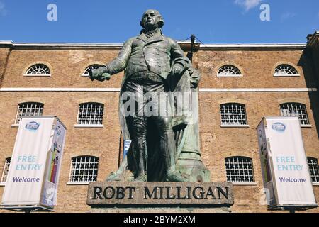 London, Großbritannien. - 25. März 2019: Bronzestatue von Robert Milligan vor dem Museum of London Docklands am West India Quay. Das Denkmal für den schottischen Kaufmann, der die Docks mitschuf, ist vom Bildhauer Richard Westmacott. Stockfoto