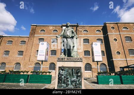 London, Großbritannien. - 25. März 2019: Bronzestatue von Robert Milligan vor dem Museum of London Docklands am West India Quay. Das Denkmal für den schottischen Kaufmann, der die Docks mitschuf, ist vom Bildhauer Richard Westmacott. Stockfoto