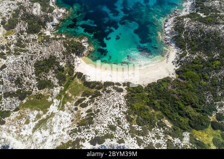 Luftaufnahme des Strandes von Kalamitsi auf der Halbinsel Sithonia, in Chalkidiki, Griechenland Stockfoto