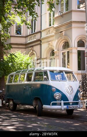 Volkswagen T1, VW-Van, genannt Bulli im Landkreis Suedstadt, Bonn, Nordrhein-Westfalen, Deutschland. VW T1, VW-Bus, Bulli in der Suedstadt, Stockfoto