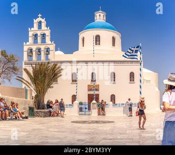 Die wunderschöne blaue Kuppelkirche Panagia Platsani in der Stadt Oia auf der griechischen Insel Santorini an der Ägäis. Stockfoto