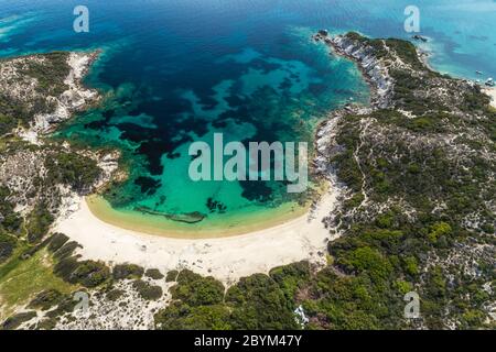 Luftaufnahme des Strandes von Kalamitsi auf der Halbinsel Sithonia, in Chalkidiki, Griechenland Stockfoto