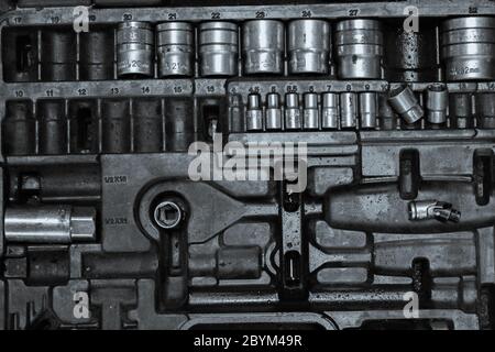 Kit-Box von Metall-Werkzeuge in Auto-Reparatur-Shop Stockfoto