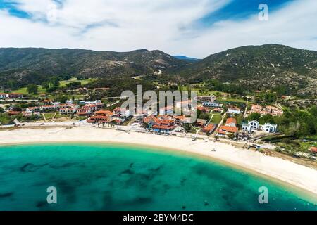 Luftaufnahme des Strandes von Kalamitsi auf der Halbinsel Sithonia, in Chalkidiki, Griechenland Stockfoto