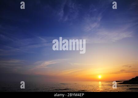 Sonnenuntergang über Meer Stockfoto