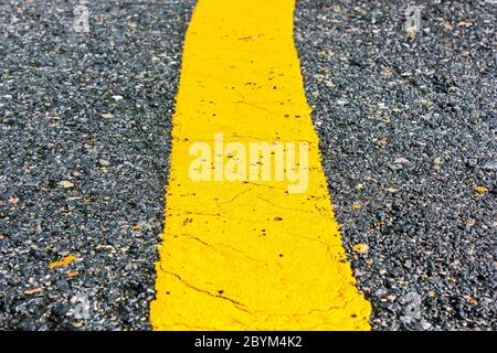 Asphalt Straße gelbe Linie Nahaufnahme Hintergrund Stockfoto
