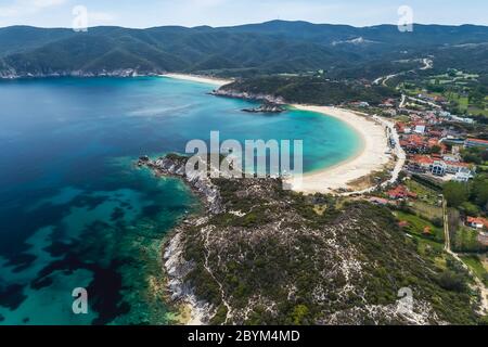 Luftaufnahme des Strandes von Kalamitsi auf der Halbinsel Sithonia, in Chalkidiki, Griechenland Stockfoto