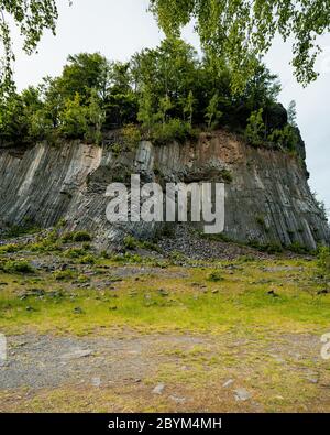 Landschaftlich reizvolle Landschaft der Lausitzer Berge Blick auf Basaltfelsen (Zlaty vrch, Tschechien). Basaltsäulen Säulen, Lava vulkanischen Gesteinsformation Organ Sha Stockfoto