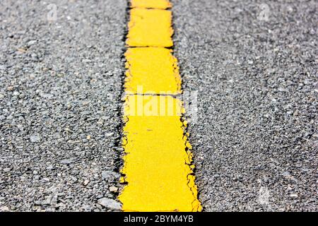 Oberfläche der Asphaltstraße gelbe Linie Nahaufnahme Hintergrund Stockfoto