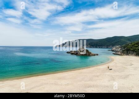 Luftaufnahme des Strandes von Kalamitsi auf der Halbinsel Sithonia, in Chalkidiki, Griechenland Stockfoto