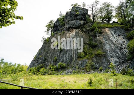 Landschaftlich reizvolle Landschaft der Lausitzer Berge Blick auf Basaltfelsen (Zlaty vrch, Tschechien). Basaltsäulen Säulen, Lava vulkanischen Gesteinsformation Organ Sha Stockfoto