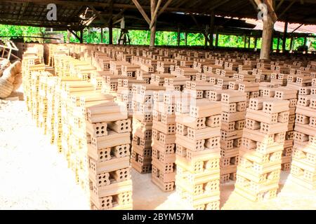 Ziegelofen. Sammlung Satz von roten Ziegeln Stapel in Ofenfabrik vor logistischen Transport Stockfoto