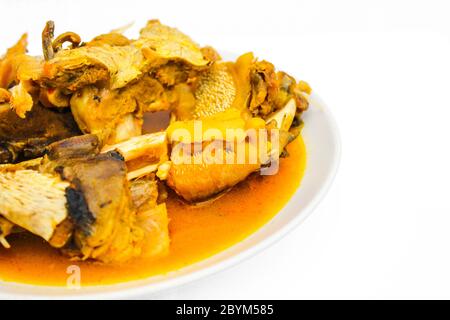 Beliebte leckere scharfe thai-Essen Curry Fisch Kopf in Schüssel isoliert auf weißem Hintergrund Stockfoto