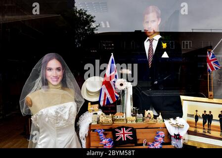 Zwei lebensgroße Karten-Board-Ausschnitte in einem Wohltätigkeitsgeschäft, die Meghan Markle und Prinz Harry für ihren Hochzeitstag verkleidet repräsentieren. Stockfoto