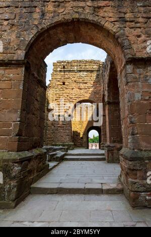 Durch die Bögen des Großen Turms in Richtung des großen Feierlichen Eingangs zum elisabethanischen Garten am Kenilworth Castle, England Stockfoto