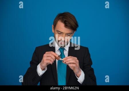 Geschäftsmann, seine e-Zigarette mit e-Liquid Nachfüllen Stockfoto