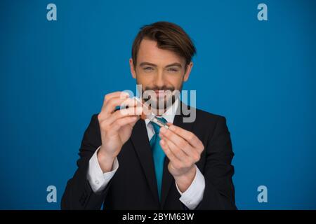 Geschäftsmann, seine e-Zigarette mit e-Liquid Nachfüllen Stockfoto