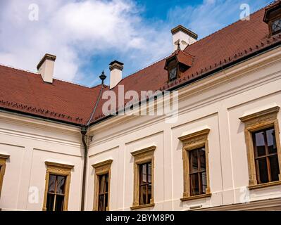 Historische Architektur in Papa, Ungarn an einem sonnigen Tag. Stockfoto