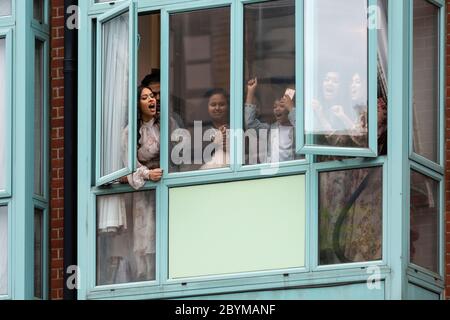Einwohner jubeln einem Protest von Black Lives Matters aus ihren Fenstern an, London, 7. Juni 2020 Stockfoto