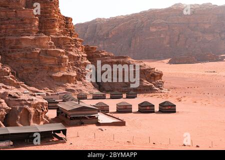 Camping entlang der Felsen in Petra, Wadi Rum. Jordanien. Ein fantastisches Abenteuer. Foto des Reisekonzepts. UNESCO-Weltkulturerbe Stockfoto