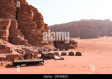 Camping entlang der Felsen in Petra, Wadi Rum. Jordanien. Ein fantastisches Abenteuer. Foto des Reisekonzepts. UNESCO-Weltkulturerbe Stockfoto