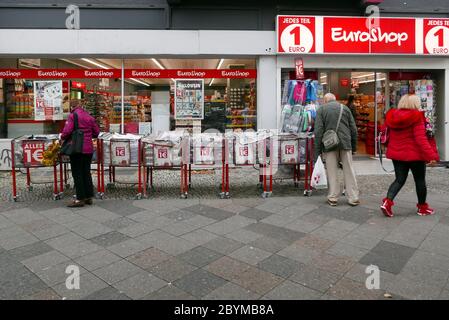 11.10.2019, Berlin, Berlin, Deutschland - 1-Euro-Shop im Stadtteil Schöneberg. 00A191011D022CAROEX.JPG [MODELLFREIGABE: NEIN, EIGENSCHAFTSFREIGABE: NEIN (C) CA. Stockfoto