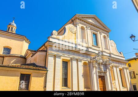 Fassade von Parrocchia Duomo di Santa Maria Maddalena Kathedrale katholische Kirche Gebäude in der Altstadt von Desenzano del Garda Stadt, blauer Himmel Hintergrund, Lombardei, Norditalien Stockfoto