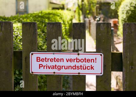 20.04.2020, Bremen, Bremen, Deutschland - Schild NICHT BETRETEN ! PRIVATEIGENTUM. 00A200420D002CAROEX.JPG [MODELLFREIGABE: NICHT ZUTREFFEND, EIGENTUMSFREIGABE: Stockfoto