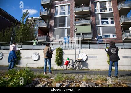 04.05.2020, Bremen, Bremen, Deutschland - Menschen singen Lieder mit älteren Nachbarn, die wegen Corona zu Hause bleiben. 00A200504D156CAROEX.JPG [MODELL REL Stockfoto